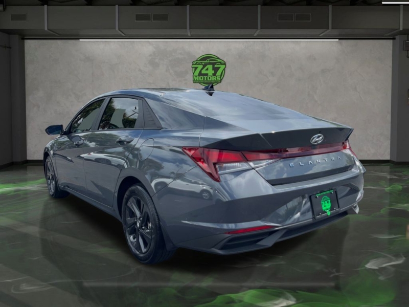 2023 Hyundai Elantra SEL photo 3